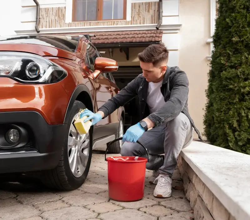 Lavage auto à domicile Sagy : professionnel intervenant sur un véhicule